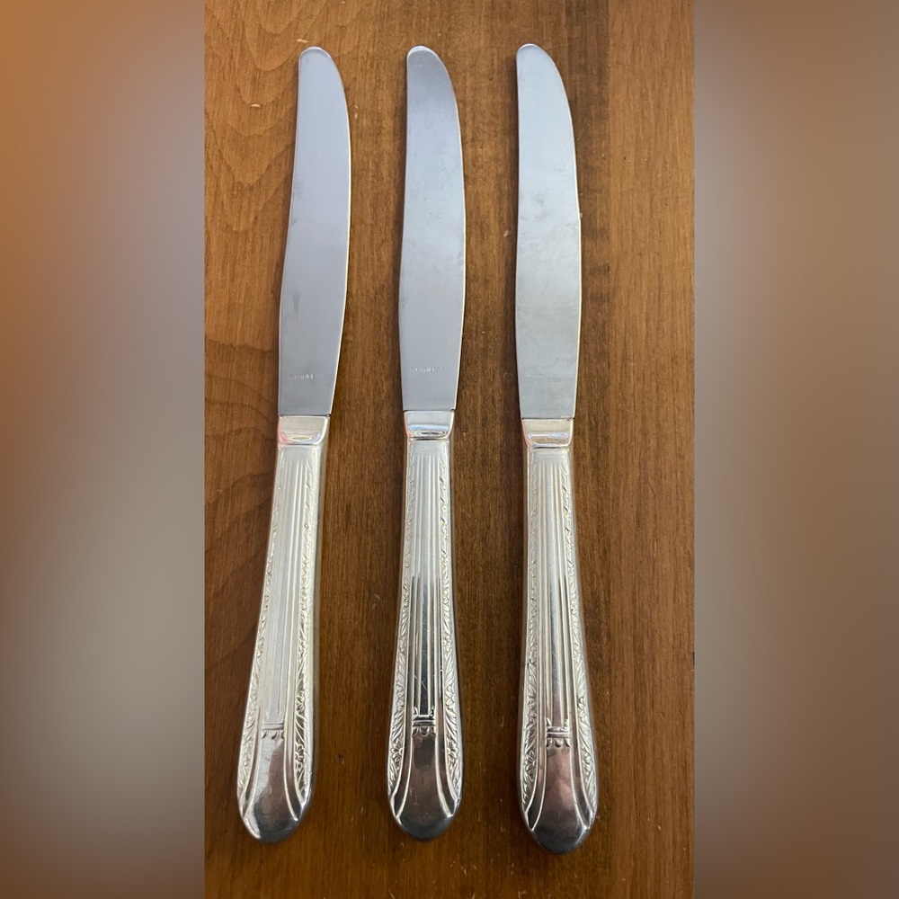 SET 3 DINNER KNIVES! Vintage Wm ROGERS silverplate: REGENT pattern: LOVELY!
